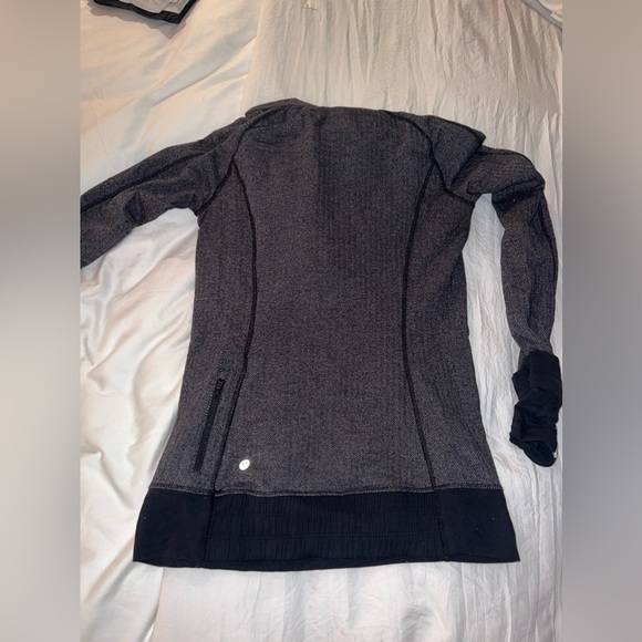 LuluLemonWork Out Long-sleeve - size 4, lightly worn! - Picture 4 of 4